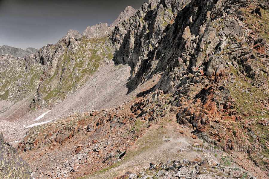 Colle di Ciriegia - 2.543 m, links Italien, rechts Frankreich - Foto: © Wolfram Mikuteit