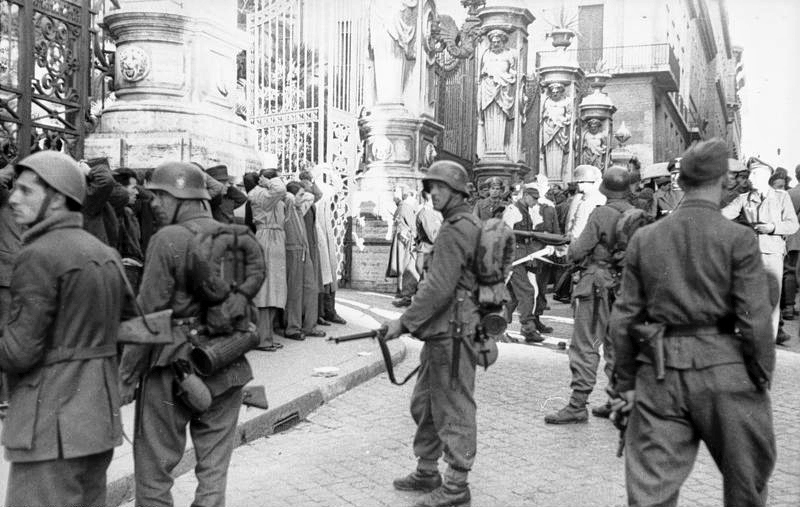 Festnahme von Zivilisten nach dem Attentat in der Via Rasella - Bundesarchiv, Bild 101I-312-0983-05 / Koch / CC-BY-SA