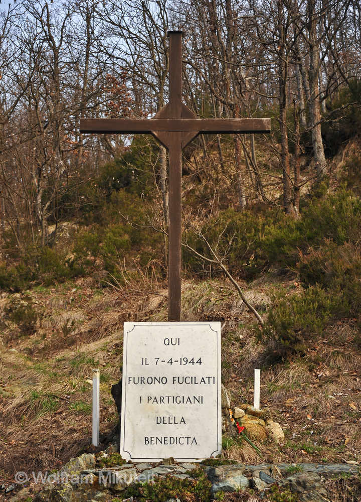 ein schlichtes Kreuz steht heute dort im "Parco della Pacd" in Benedicta, wo am 7. April 1944 die Erschießungen stattfanden - Foto: © Wolfram Mikuteit