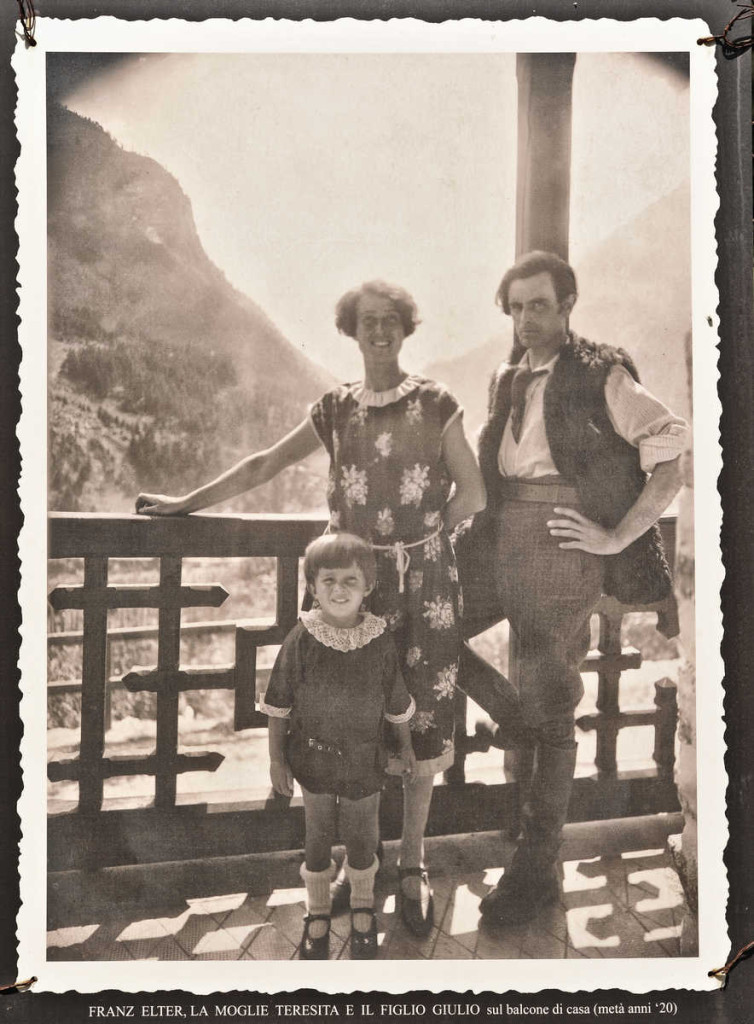 Teresita und Franz Elter, mit Sohn Giuglio, auf dem Balkon ihres Hauses in Cogne