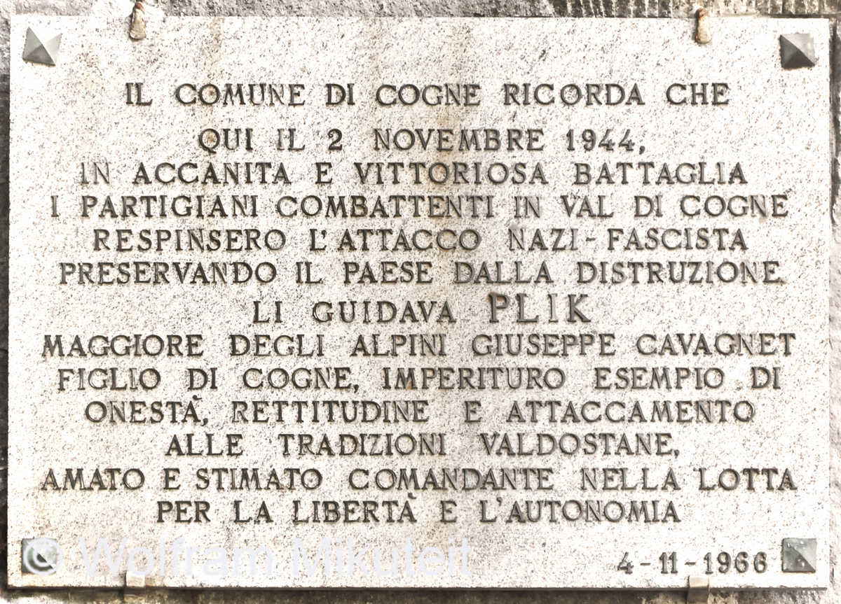 Gedenktafel für die Gruppe "Arturo Verraz", die noch am 2. November 1944 - dem letzten Tag der Partisanenrepublik Cogne, versucht hat, die Deutschen aufzuhalten - Foto: © Wolfram Mikuteit