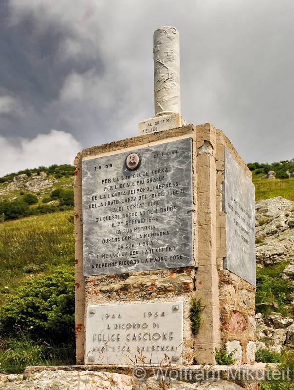 Wer von Madonna del Lago auf den Monte Dubasso (1.538m) wandert, passiert dabei schon nach kurzem Aufstieg die Stelle, an der Felice Cascione erschossen wurde. Nur wenig abseits des Weges befindet sich die kleine Gedenkstätte für ihn. Foto: © Wolfram Mikuteit